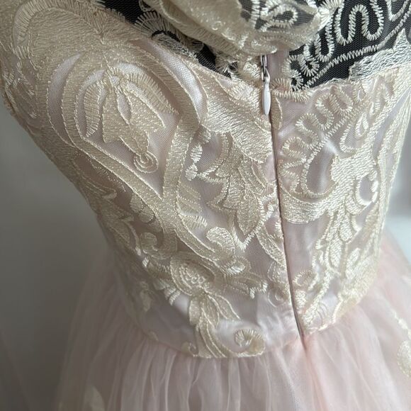 Chi Chi London Gilded Grace Lace Dress NWT - Picture 11 of 16